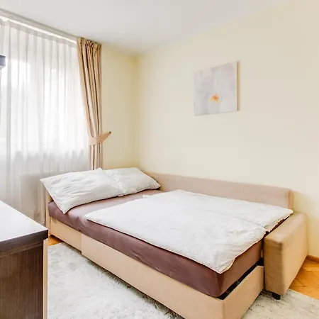 Vikroria - Halkova 5 *