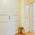 Vikroria - Halkova 5 *